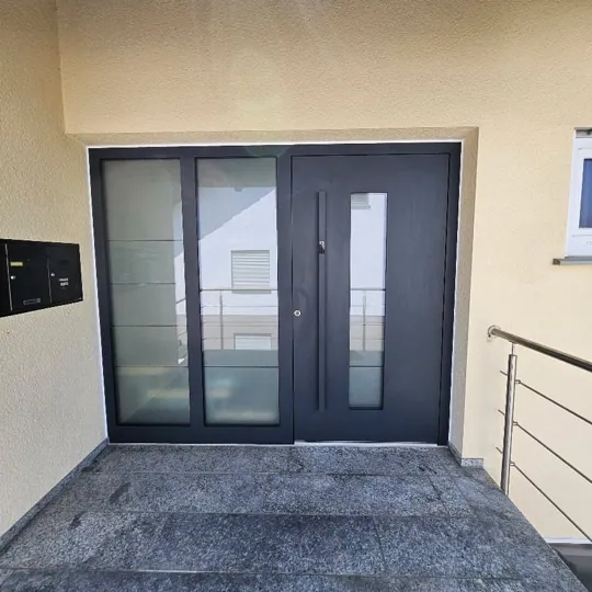 Inotherm Aluminium-Haustür in RAL 7016 Anthrazitgrau mit zweiteiligem Glas-Seitenteil