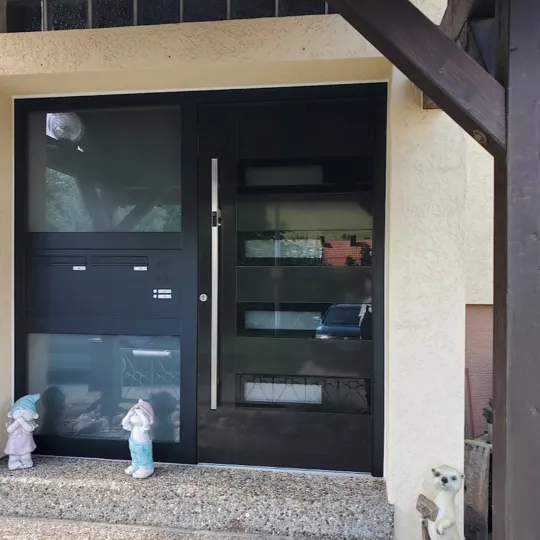Inotherm Aluminium-Haustür in RAL 7021 Schwarzgrau mit horizontalen Glasstreifen und feiner Struktur im Türblatt