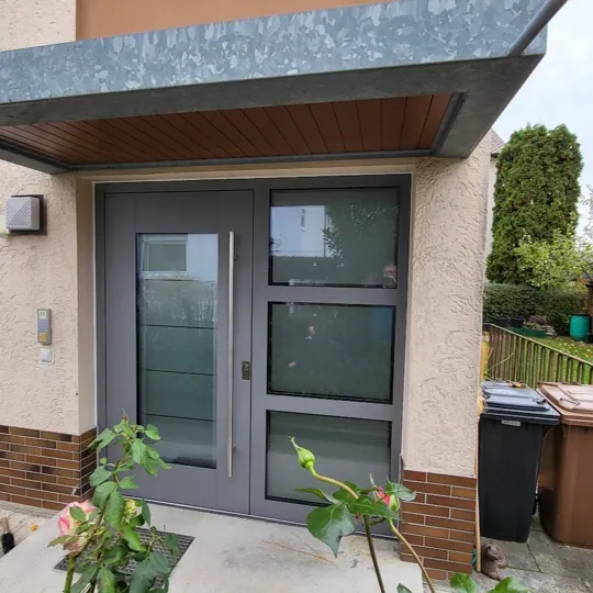Inotherm Aluminium-Haustür in RAL 7037 Staubgrau mit großzügigem Seitenteil und satinierter Motivverglasung
