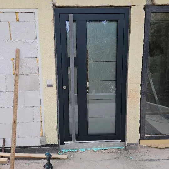Inotherm Aluminium-Haustür in RAL 9005 Tiefschwarz (matt)
