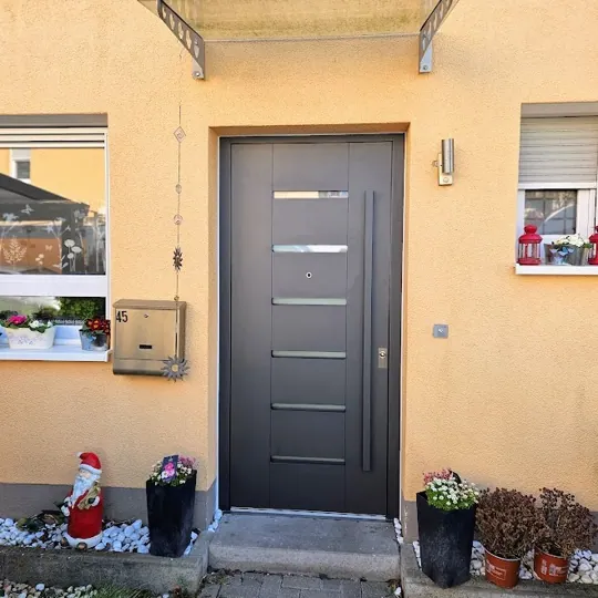 Inotherm Aluminium-Haustür · RAL 7016 Anthrazitgrau · Glasstreifen mit Edelstahl-Querapplikationen