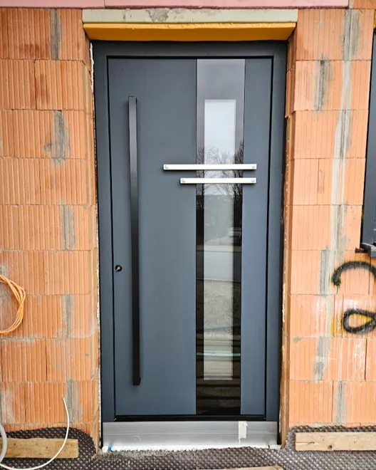 Inotherm Aluminium-Haustür · RAL 7016 Anthrazitgrau · schmaler vertikaler Glasstreifen mittig