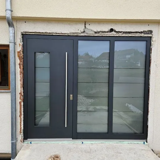 Inotherm Aluminium-Haustür · RAL 7016 Anthrazitgrau · Türblatt mit vertikalem Glasstreifen, quer unterteilt