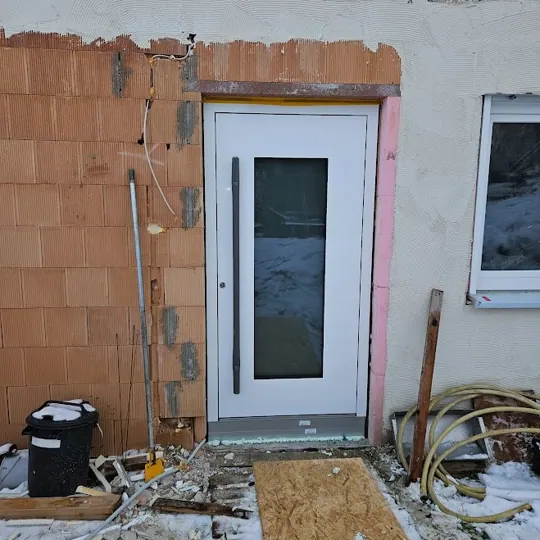 Inotherm Aluminium-Haustür · RAL 9016 Verkehrsweiß · schmaler hochformatiger Glasausschnitt mittig