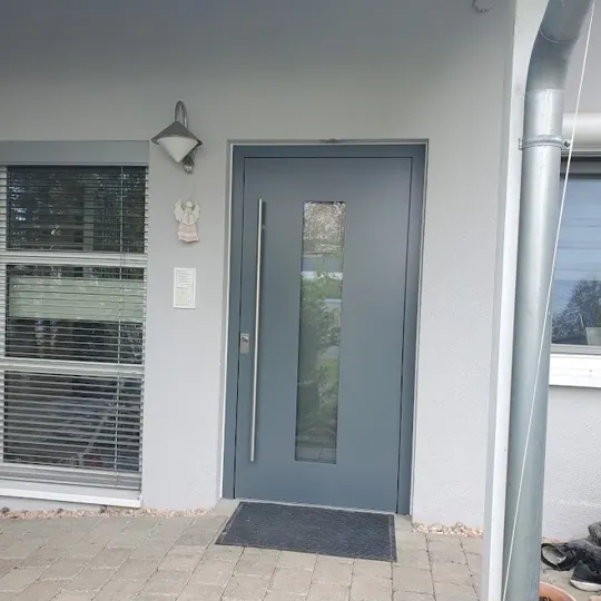 Inotherm, Basaltgrau RAL 7012 mit vertikalem Glasausschnitt