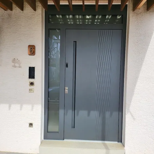 Inotherm Exclusiv 3D | RAL 7037 Staubgrau mit einzigartigem Wellenrelief auf dem Türblatt
