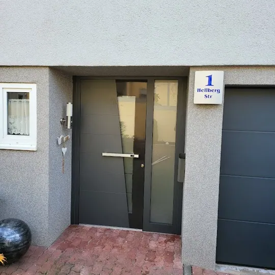 Inotherm Exclusiv Aluminium-Haustür in RAL 7016 Anthrazitgrau mit diagonalem Glasausschnitt und Seitenteil