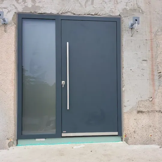 Inotherm Exclusiv Aluminium-Haustür in RAL 7016 Anthrazitgrau mit großzügigem Glas-Seitenteil