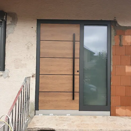 Inotherm Exclusiv · Eiche-Holzdekor mit horizontaler Lamellenoptik · Rahmen in DB703 Eisenglimmer