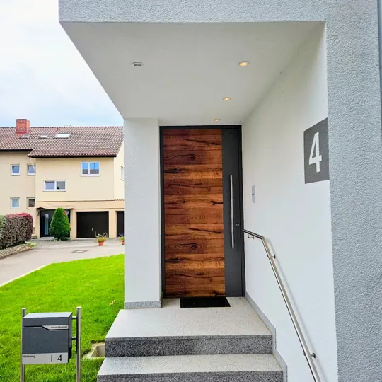 Inotherm Exclusiv Haustür im Altholz-Dekor Split Eiche mit anthrazitem Aluminium-Rahmen