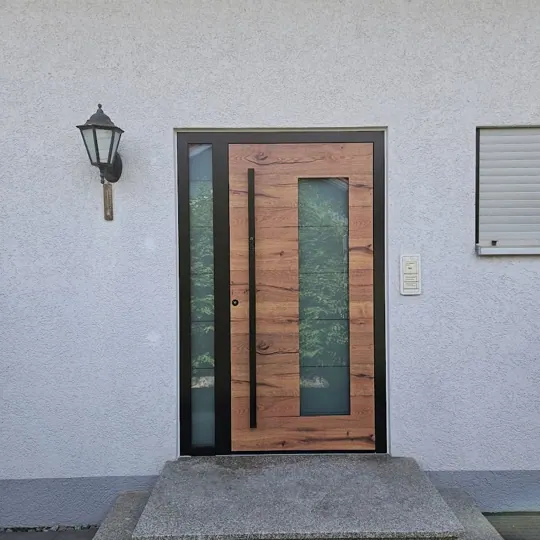 Inotherm Exclusiv Haustür in Holzdekor Eiche, kombiniert mit schwarzem Rahmen (RAL 9005 Tiefschwarz)