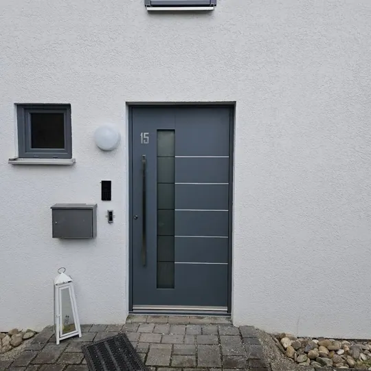 Inotherm Exclusiv Haustür in RAL 7016 Anthrazitgrau mit Glasstreifen und Edelstahl-Applikationen