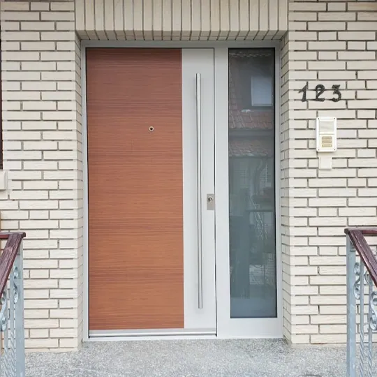 Inotherm Exclusiv in edlem Nussbaum-Dekor auf cremweißem Rahmen