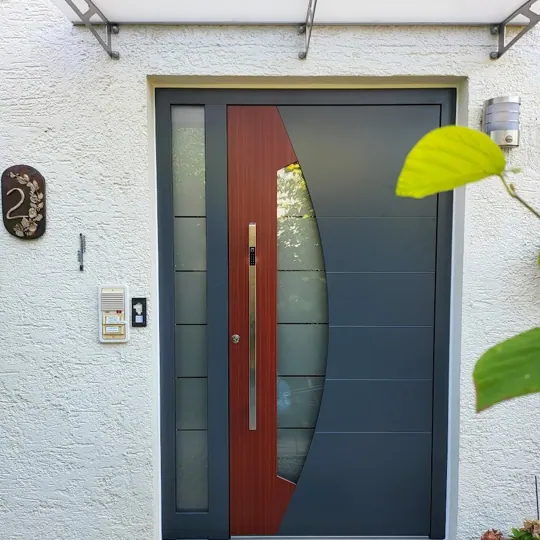 Inotherm Exclusiv in RAL 7016 Anthrazitgrau mit diagonalem Nussbaum-Dekor