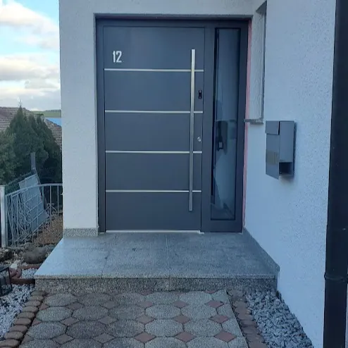 Inotherm Exclusiv in RAL 7016 Anthrazitgrau mit gleichmäßigen Glasstreifen-Motiven