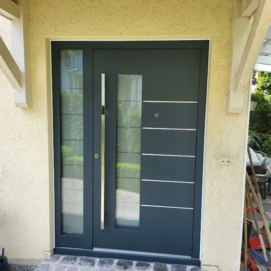 Inotherm Exclusiv in RAL 7016 Anthrazitgrau mit großzügigem Glasseitenteil