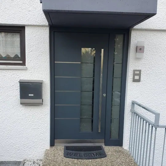 Inotherm Exclusiv in RAL 7016 Anthrazitgrau mit horizontalen Edelstahl-Applikationen