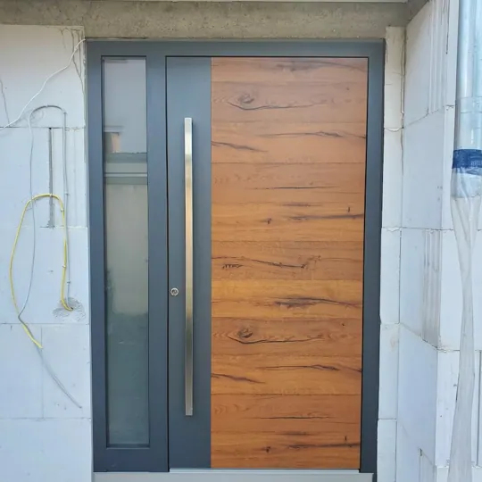 Inotherm Exclusiv in RAL 7016 Anthrazitgrau mit warmem Eiche-Holzdekor