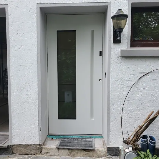 Inotherm Exclusiv in RAL 9016 Verkehrsweiß mit großem vertikalen Glasausschnitt