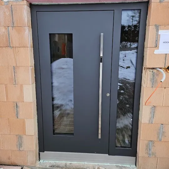 Inotherm Exclusiv · RAL 7016 Anthrazitgrau · hoher vertikaler Glasausschnitt mit satinierter Verglasung