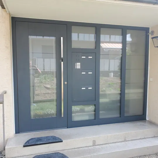 Inotherm Exclusiv | RAL 7016 Anthrazitgrau mit integrierter Briefkastenanlage und Seitenteilen