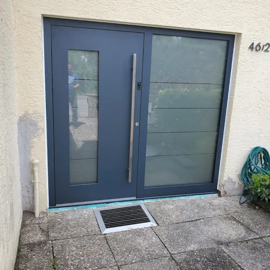 Inotherm Exclusiv | RAL 7031 Blaugrau mit großem Seitenteil und Inosmart-Codetastatur