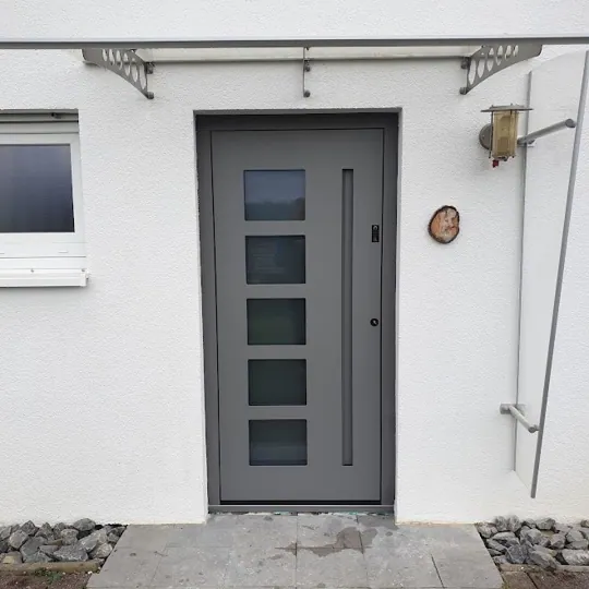 Inotherm Exclusiv · RAL 7037 Staubgrau · fünf horizontale Glasausschnitte mit satinierter Verglasung