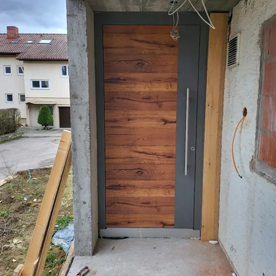 Inotherm Exclusiv-Serie | Anthrazitgrau (RAL 7030 Steingrau) mit edlem Nussbaum-Dekor