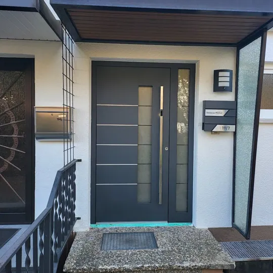 Inotherm Exclusiv-Serie | RAL 7016 Anthrazitgrau mit 5 horizontalen Edelstahlstreifen