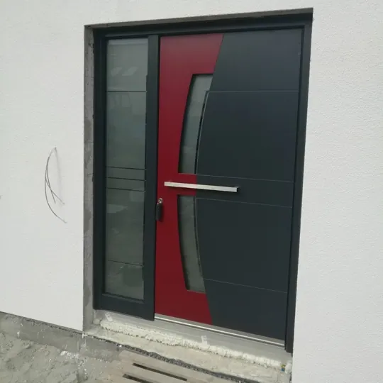 Inotherm Haustür in Anthrazit mit rotem Designfeld