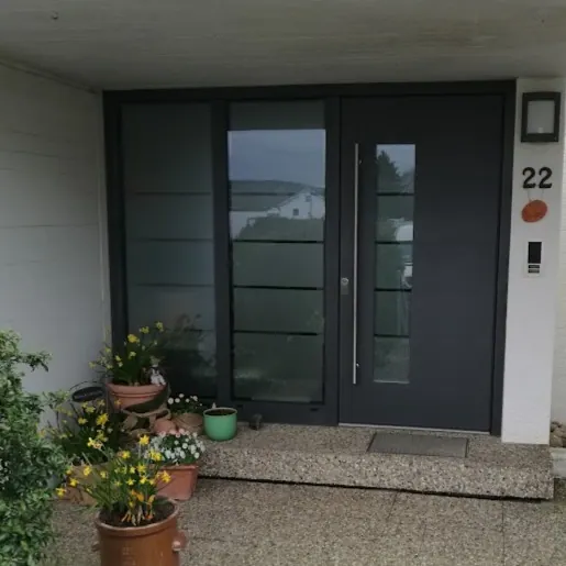 Inotherm Haustür in Anthrazit mit zwei Seitenteilen