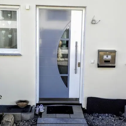 Inotherm Haustür mit gebogenem Glaselement