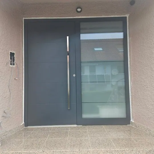 Inotherm Haustür mit Sickenstruktur und Seitenteil