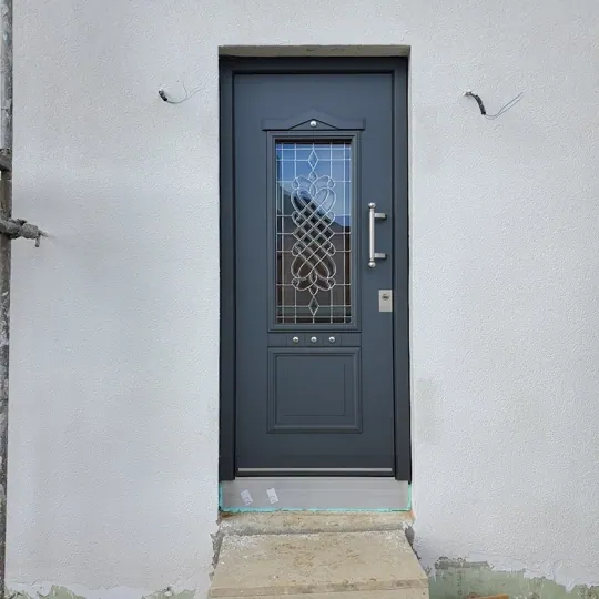 Inotherm Landhausstil | Anthrazit mit ornamentalem Bleiglasmotiv