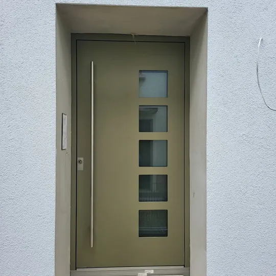 Inotherm Select · RAL 6013 Schilfgrün · fünf quadratische Glasausschnitte vertikal
