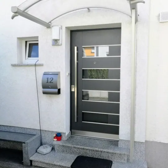 Moderne Anthrazit-Tür mit Glasstreifen und Vordach