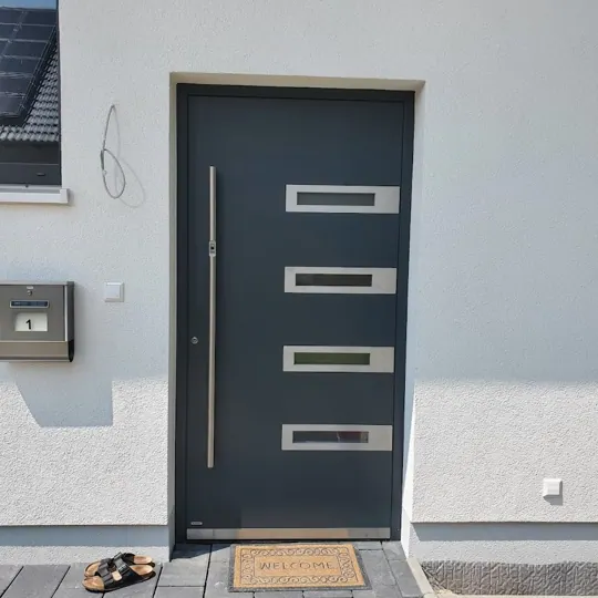 Pirnar Haustür in RAL 7016 Anthrazitgrau mit vier horizontalen Glasausschnitten in Edelstahlrahmen