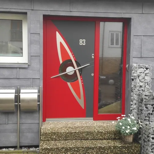 Rote Designtür mit Ringmotiv und Glasseitenteil