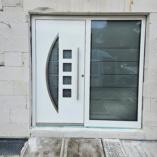 Weiße Haustür mit geschwungenem Bogen-Glasausschnitt (Neubau)