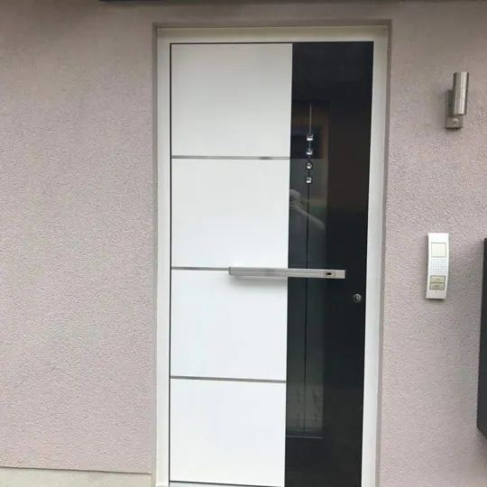 Weiße Haustür mit Glasfeld in Schwarz