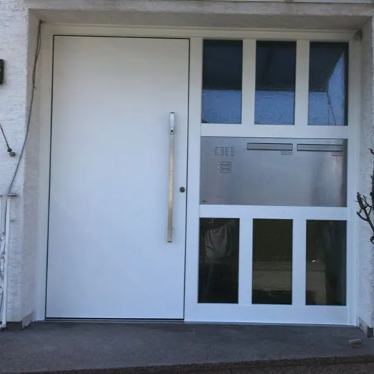 Weiße Haustür mit großer Glasfläche und integriertem Klingeltableau