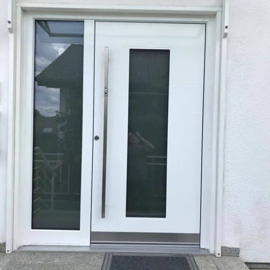 Weiße Haustür mit Seitenteil und großem Glasfeld