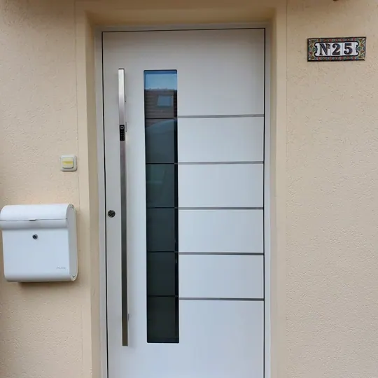 Weiße Haustür mit vertikalem Glasstreifenmuster