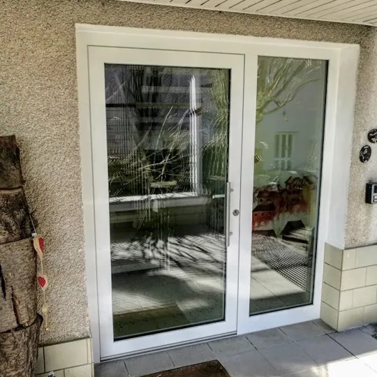 Weiße zweiflügelige Inotherm Eingangsanlage mit Glas