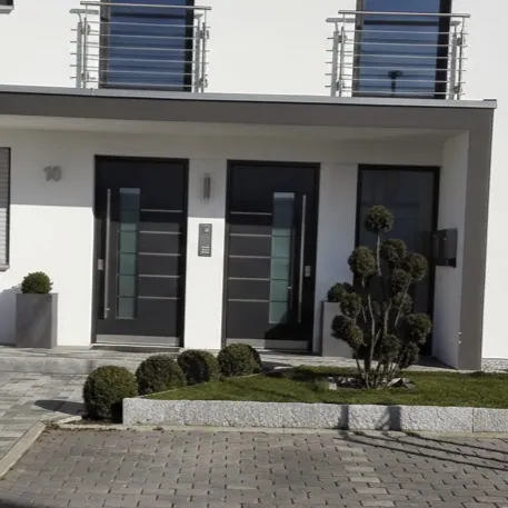Zwei Inotherm Haustüren in moderner Architektur