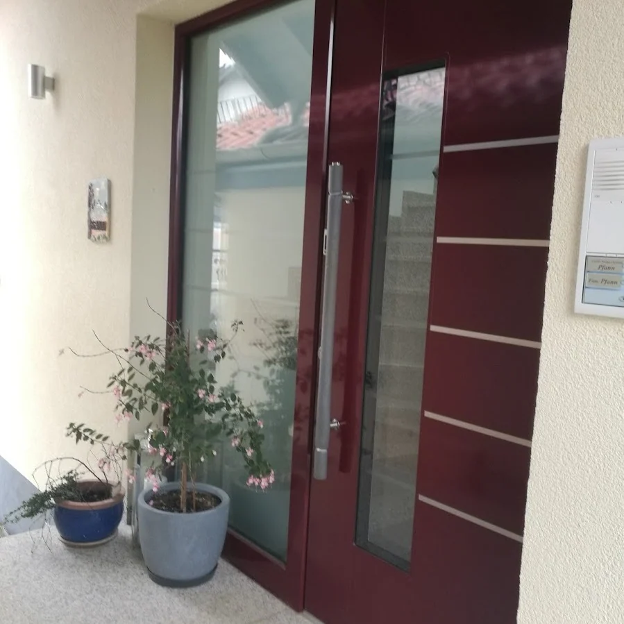 Weinrote Doppelanlage mit großem Glasseitenteil