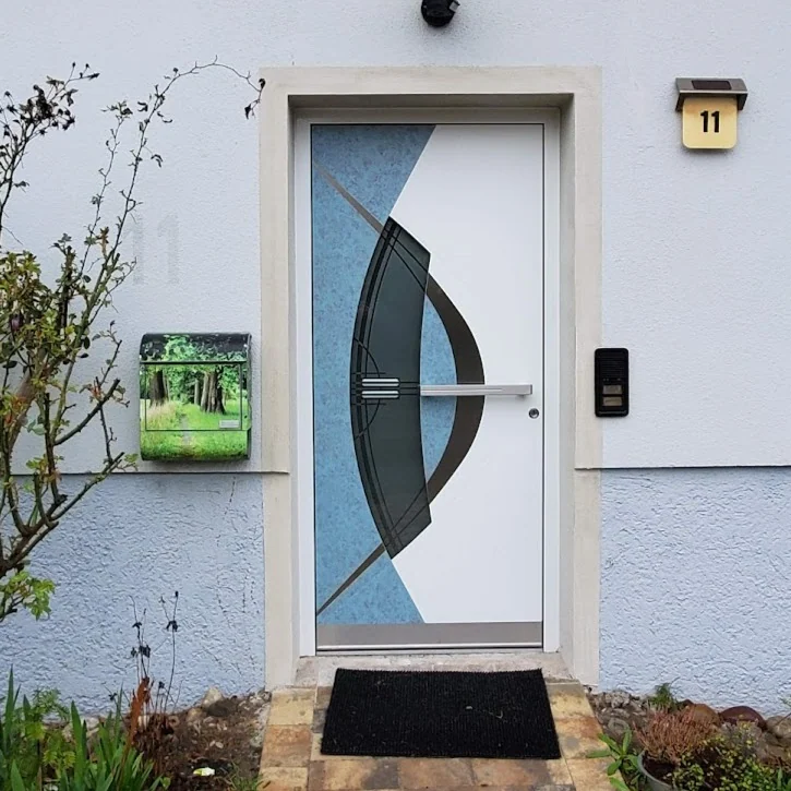 Weiße Designtür mit dunklem Bogenmotiv