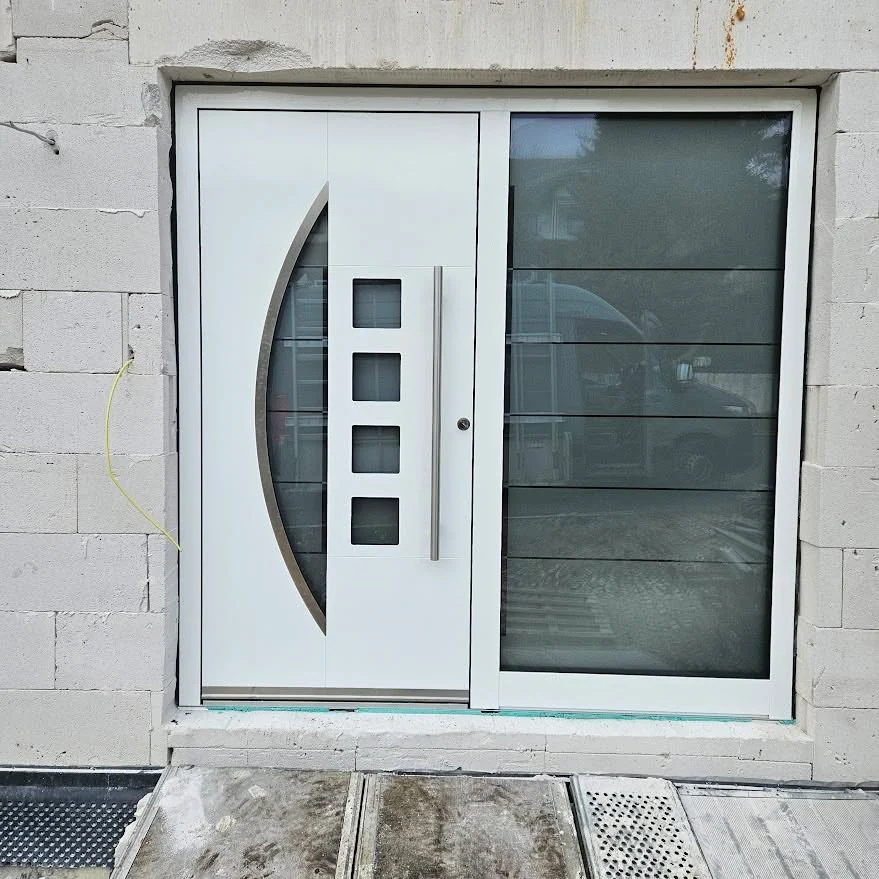 Weiße Haustür mit geschwungenem Bogen-Glasausschnitt (Neubau)