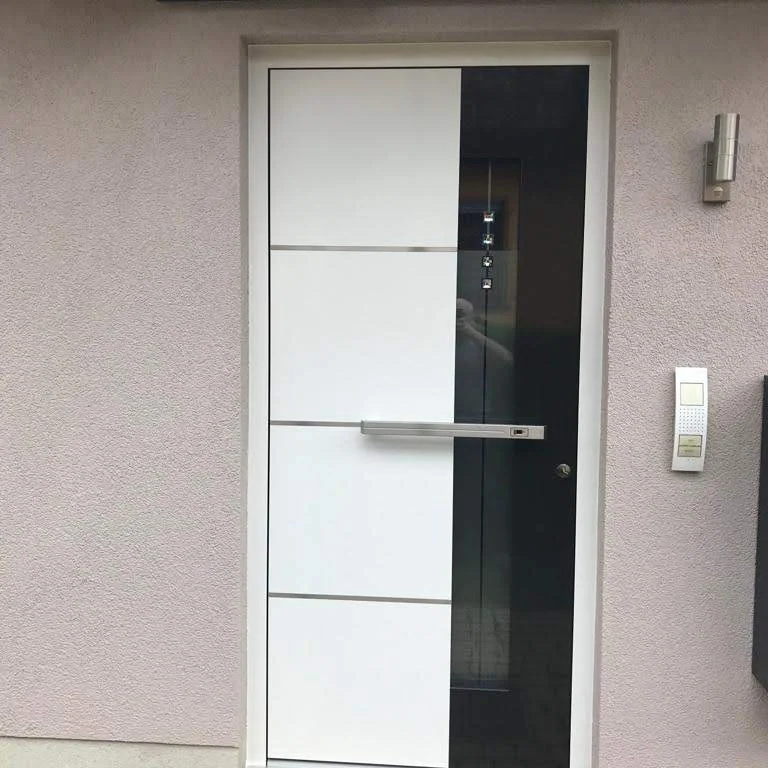 Weiße Haustür mit Glasfeld in Schwarz