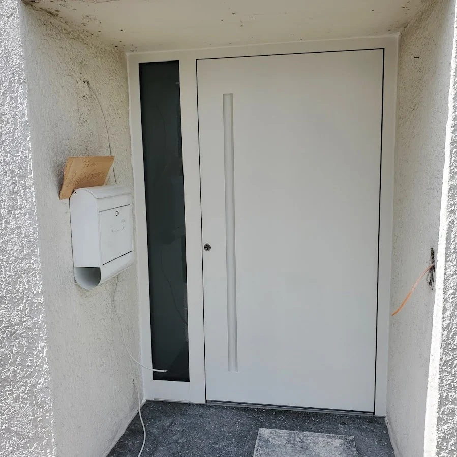 Weiße Haustür mit Glasstreifen und Seitenteil